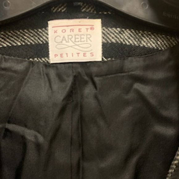 Cute blazer to wear to work or out. - Picture 4 of 4